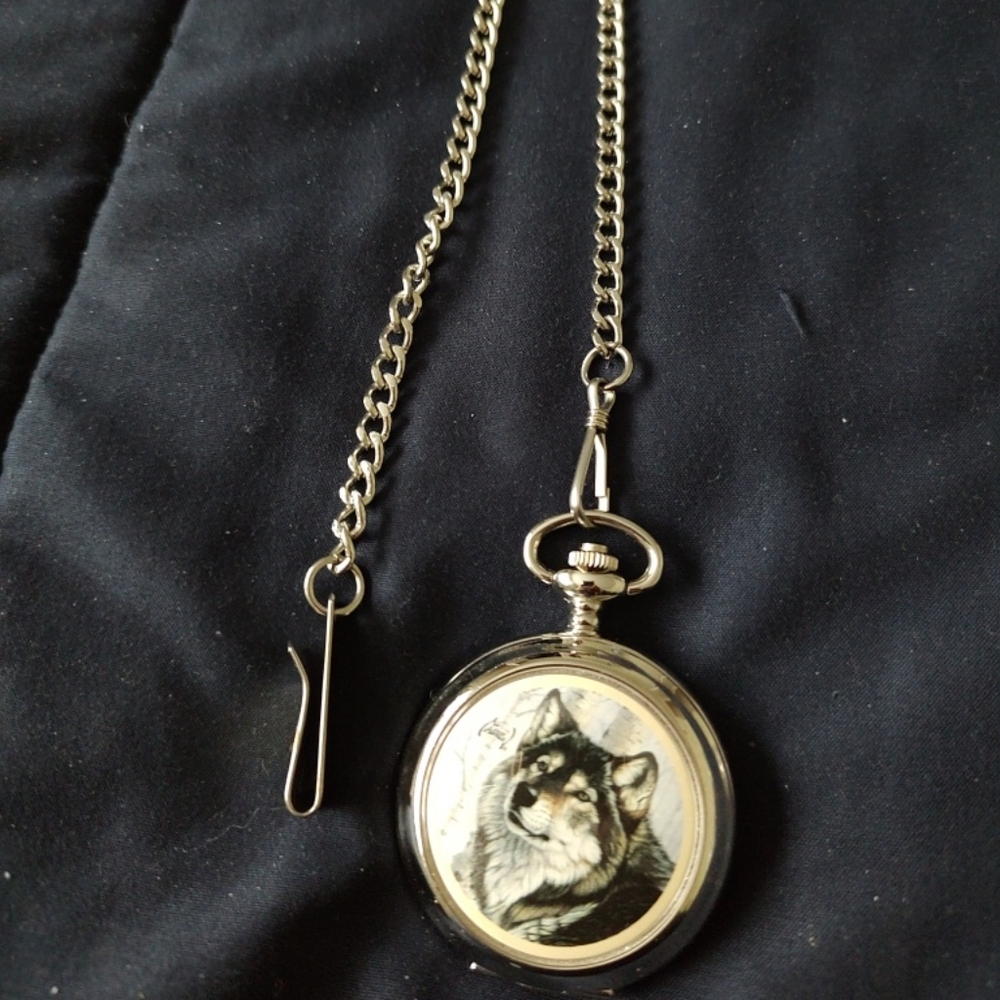 Avon Al Agnew Majestic Encounters Wolf Pocket Watch, timepiece needs battery vtg